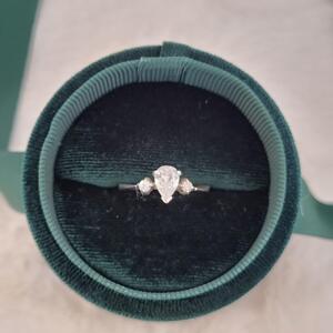Aranys Stříbrný prsten ve tvaru kapky se zirkony., 53 16317